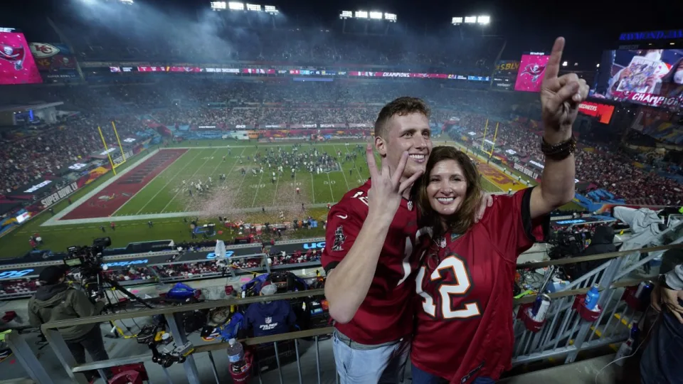 Bucs Fans Gobble Up Gear, Setting Record for Super Bowl Stadium Spend